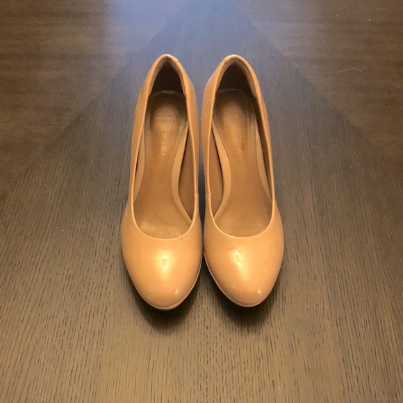 clarks nude pumps